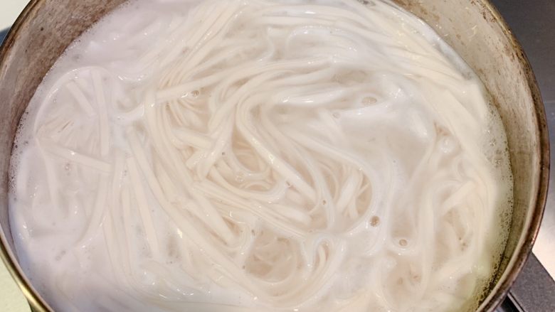 两人份酸汤面,把面煮好,然后把煮好的面和汤汁一起倒入碗中搅拌入味,再煎个荷包蛋,加入荷包蛋,就可以吃了