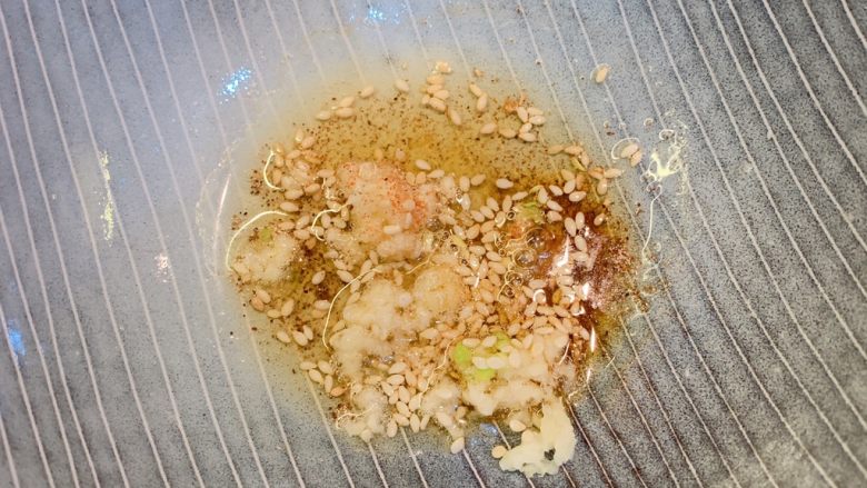 两人份酸汤面,把油烧到最烫,淋进去碗里