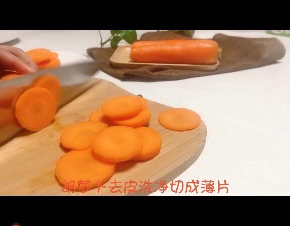 宝宝辅食系列~胡萝卜溶豆,胡萝卜洗干净切成薄片