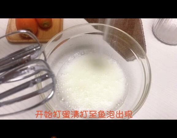 宝宝辅食系列~胡萝卜溶豆,细砂糖分三次加入蛋白中,蛋白出现鱼眼泡加入三分之一糖,