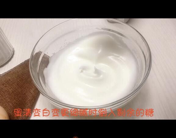 宝宝辅食系列~胡萝卜溶豆,蛋清变白变细腻倒入剩余的糖,