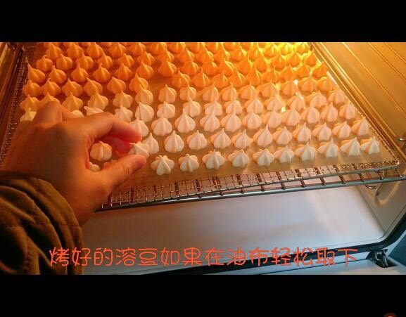 宝宝辅食系列~胡萝卜溶豆,烤好的溶豆是可以轻松在油布上取下的,