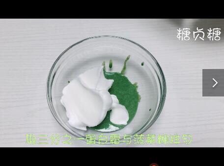 宝宝辅食系列~菠菜溶豆,取三分之一蛋白霜与菠菜糊糊拌匀