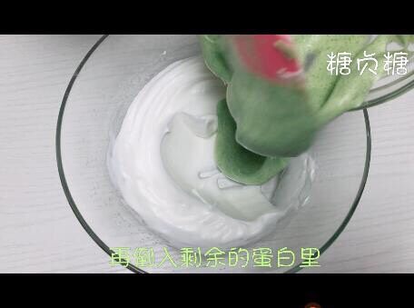 宝宝辅食系列~菠菜溶豆,再倒入剩余的蛋白中翻拌均匀