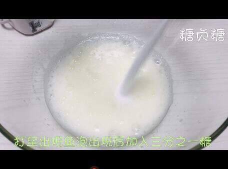 宝宝辅食系列~菠菜溶豆,细砂糖分三次加入蛋白中,打至出现鱼眼泡加入三分之一的糖