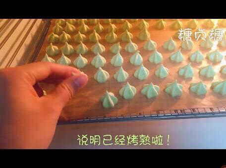 宝宝辅食系列~菠菜溶豆,如果溶豆在油布上松松取下,说明已经熟了