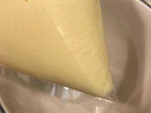 韩式—草莓蛋糕卷,再將完成的麵糊裝入塑膠袋中⋯前端剪ㄧ小口,準備擠麵糊。