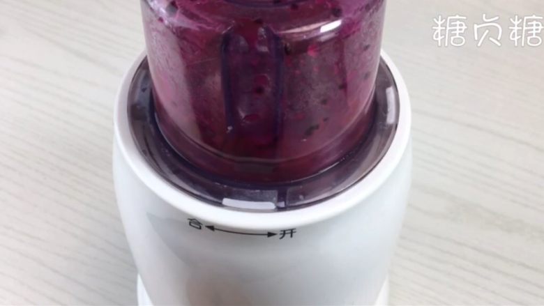 宝宝辅食系列~火龙果溶豆,火龙果切小块放入料理机中打成泥