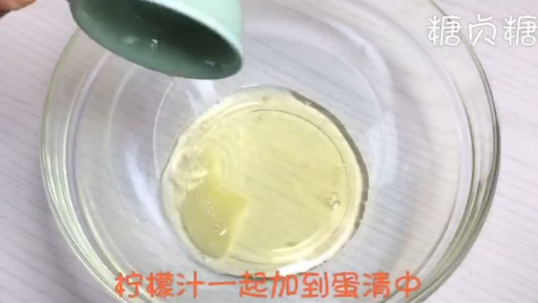 宝宝辅食系列~火龙果溶豆,蛋白中加入几滴<a style='color:red;display:inline-block;' href='/shicai/ 919'>柠檬汁</a>打发