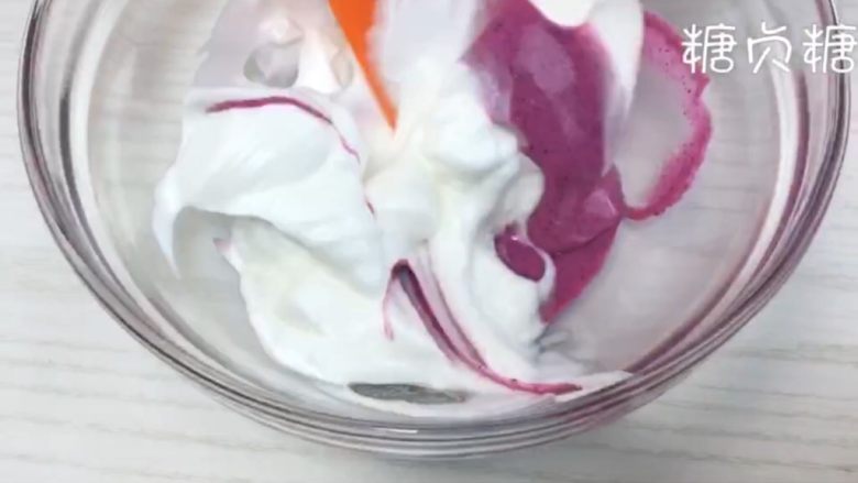 宝宝辅食系列~火龙果溶豆,取三分之一蛋白霜加入火龙果糊糊中翻拌均匀