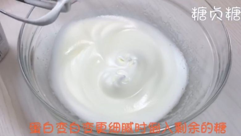 宝宝辅食系列~火龙果溶豆,蛋白发白变细腻加入剩余的糖