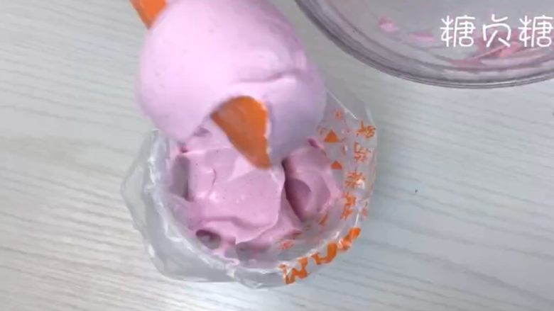 宝宝辅食系列~火龙果溶豆,倒入事先准备的裱花袋中
