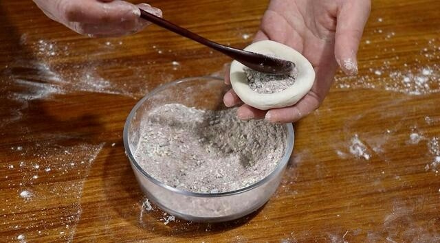 香甜红糖锅盔,檊平,加入调好的红糖馅料。