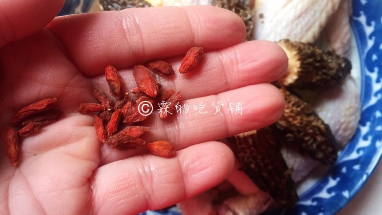 羊肚菌蒸鸡,撒上枸杞(可选)后,加一点点<a style='color:red;display:inline-block;' href='/shicai/ 156925'>水</a>