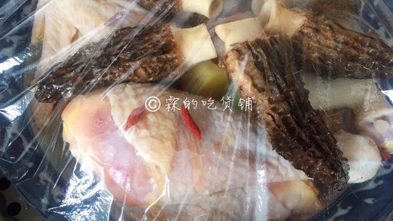 羊肚菌蒸鸡,蒸锅的话盖上保鲜膜或扣上一个碗,以防水蒸气滴入