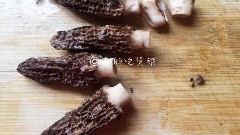 羊肚菌蒸鸡,羊肚菌漂洗干净,根蒂部稍微切去一点