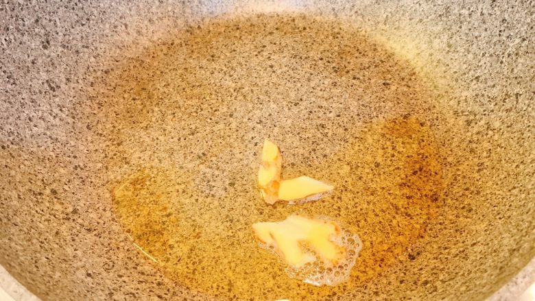 红烧鸡,冷锅热油，放入姜片翻炒出味