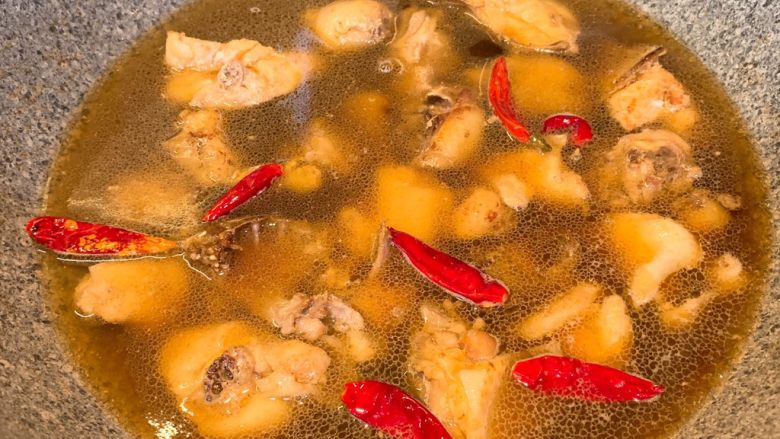 红烧鸡,加入水盖过鸡肉，盖上锅盖，大火煮开后，中小火炖15分钟