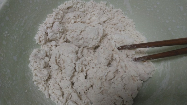 草莓锅盔,加入面粉中,搅拌成絮状。