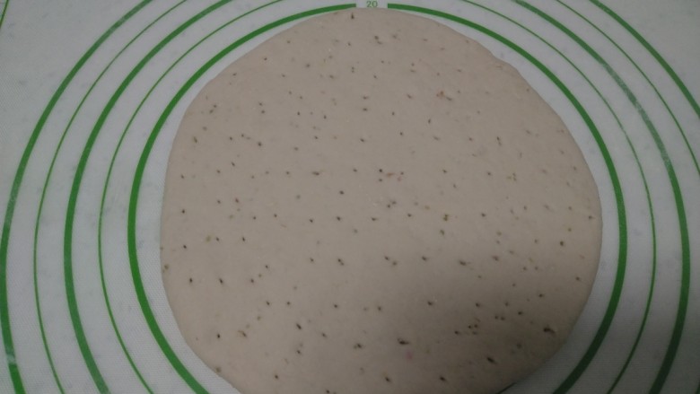 草莓锅盔,擀成比较厚的片,用牙签均匀插小洞。