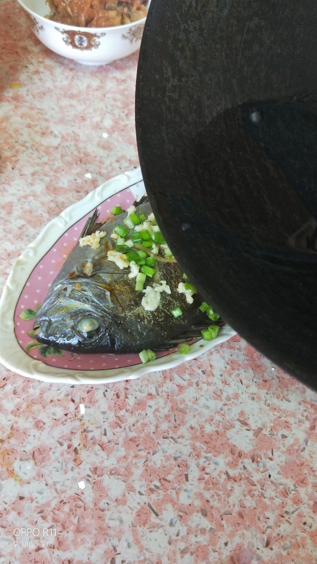 #年年有鱼#之清蒸泥猛,热油泼在鱼上,小心溅到身上烫到自己