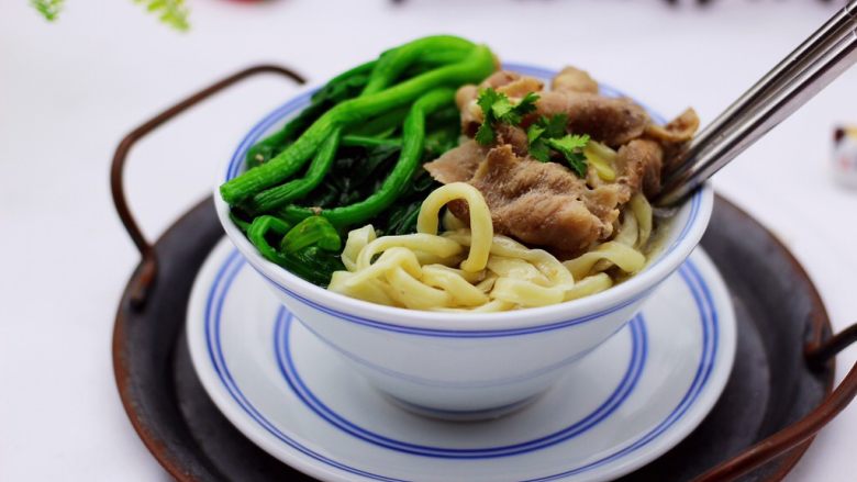 菠菜羊肉卷汤面,热乎乎香喷喷的面条吃上一碗,一天都会感觉暖暖的。