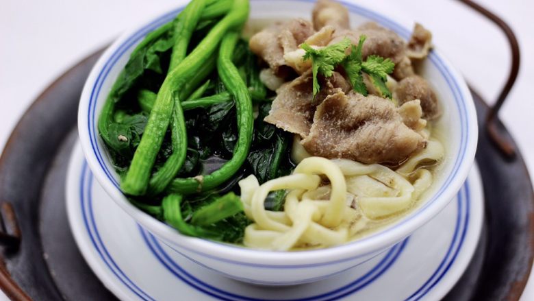 菠菜羊肉卷汤面,面条上面浇上做好的羊肉卷菠菜汤,就可以享用了。