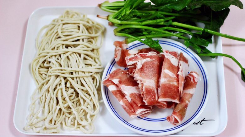 菠菜羊肉卷汤面,首先备齐所有的食材,<a style='color:red;display:inline-block;' href='/shicai/ 10108'>羊肉卷</a>提前拿出来解冻。