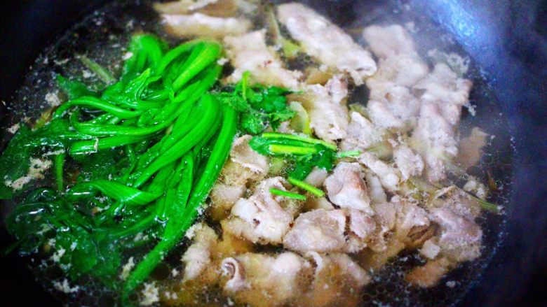 菠菜羊肉卷汤面,大火煮沸后即可关火,撒上<a style='color:red;display:inline-block;' href='/shicai/ 131'>香菜</a>段即可。