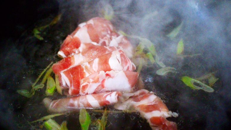 菠菜羊肉卷汤面,大火煮沸后,放入羊肉卷。