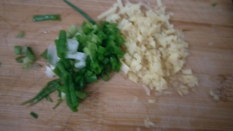 肉饼子蒸蛋,葱和姜切成碎末。