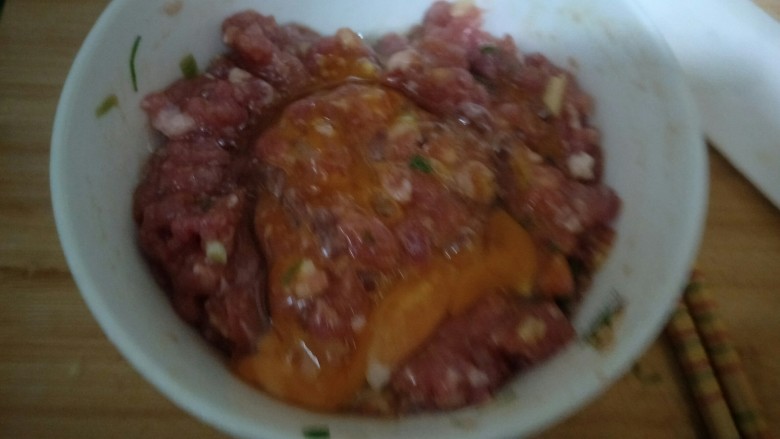 肉饼子蒸蛋,打入一个鸡蛋搅碎。这样可以使肉更吃起来更加嫩一点。有水分