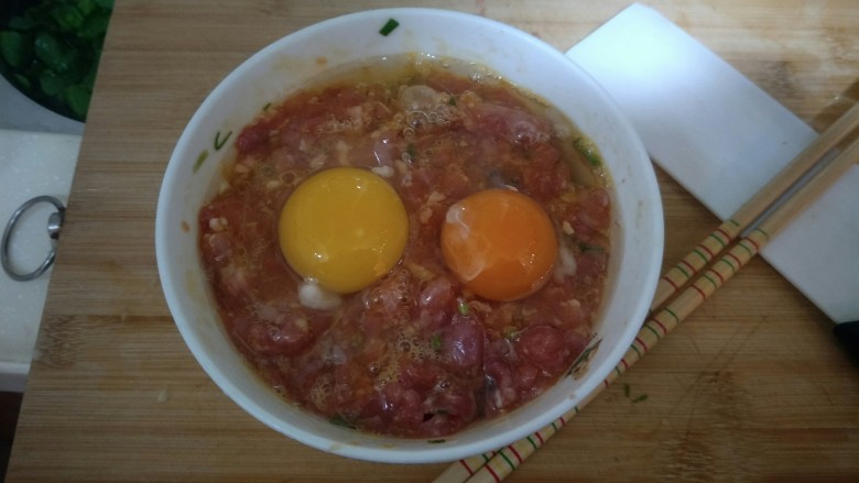 肉饼子蒸蛋,搅拌均匀后,在肉末上打上两个鸡蛋。