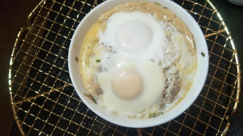 肉饼子蒸蛋,我最喜欢吃上面两个蛋黄,有肉汁的味道。