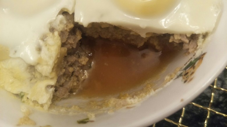 肉饼子蒸蛋,一勺挖下去,wa(ΦωΦ)你看有肉汁溢出来呢。