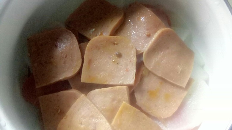 #年年有鱼# 团圆盆菜,盆内铺上煮好的午餐肉。