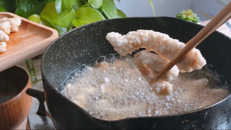 糖醋里脊,中小火炸熟透捞出