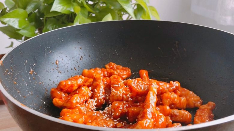 糖醋里脊,撒上白芝麻,关火