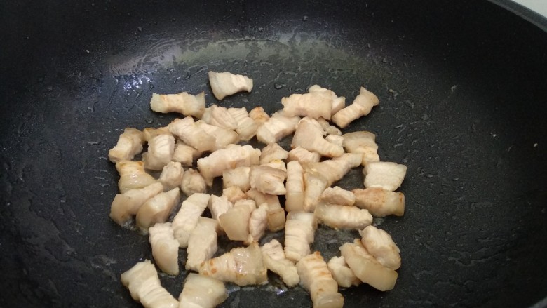 老北京炸酱面,热锅倒入适量油,将肉倒入翻炒变色至熟。