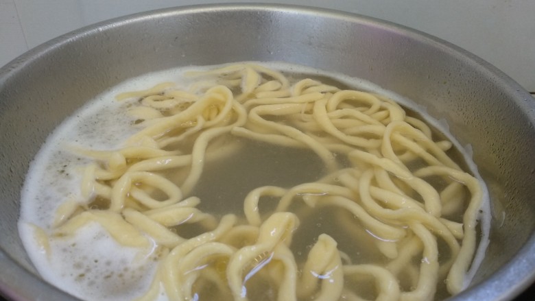 老北京炸酱面,冷水入锅,煮开放入面条煮沸煮熟。(面条分两次煮)