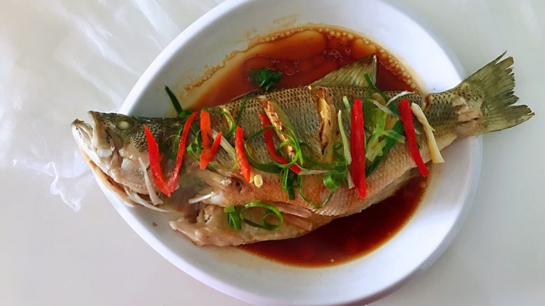 清蒸鲈鱼#年年有余#,吃的时候,拨下一块肉,沾一下汤汁,要多美味就有多美味……