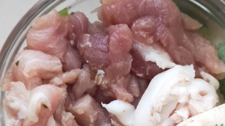 超级下饭的土豆炖猪肉----家里宝宝超级喜欢吃 ,葱切末,买回来的<a style='color:red;display:inline-block;' href='/shicai/ 414'>猪肉</a>切条,香菜洗净切末备用