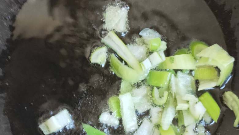 超级下饭的土豆炖猪肉----家里宝宝超级喜欢吃 ,锅内倒入适量油,烧热,倒入切好的葱末,爆香