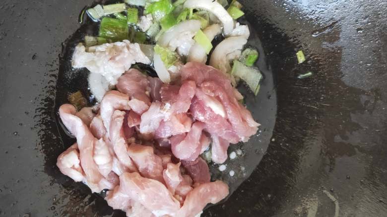 超级下饭的土豆炖猪肉----家里宝宝超级喜欢吃 ,放入切好的肥肉翻炒稍微焦黄之后放入切好的瘦肉,翻炒肉变色