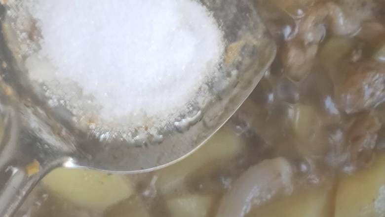 超级下饭的土豆炖猪肉----家里宝宝超级喜欢吃 ,锅内倒入适量水,烧开,倒入适量盐,翻炒以下,使其盐快速的融入水中