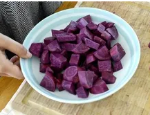 紫地瓜流心糯米糍,将紫地瓜去皮、切薄片