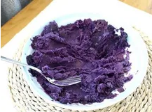 紫地瓜流心糯米糍,然后用大火蒸15-20分钟，用叉将紫地瓜成蓉
