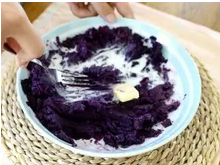 紫地瓜流心糯米糍,可加牛奶、糖和奶油，拌匀至奶油溶化即成(如地瓜本身很甜，可省略糖）
