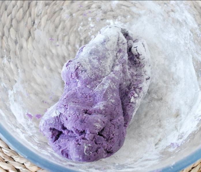 紫地瓜流心糯米糍,如麵糰太乾，可加点<a style='color:red;display:inline-block;' href='/shicai/ 156925'>水</a>，如太湿，可加点糯米粉 （*因紫地瓜<a style='color:red;display:inline-block;' href='/shicai/ 156925'>水</a>份不同，要按需要加<a style='color:red;display:inline-block;' href='/shicai/ 156925'>水</a>）
