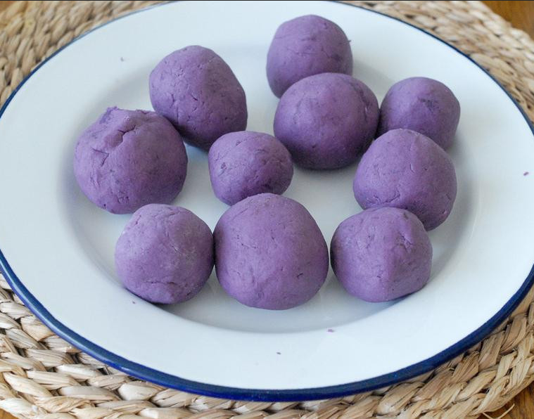 紫地瓜流心糯米糍,将粉糰放入沸水内，用中火煮至糯米糍浮上水面，捞起，沥乾水份
